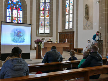 Vorstellung der Kommunionkinder in St. Crescentius (Foto: Karl-Franz Thiede)